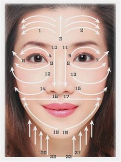 خطوط ماساژ روی صورت یک دختر